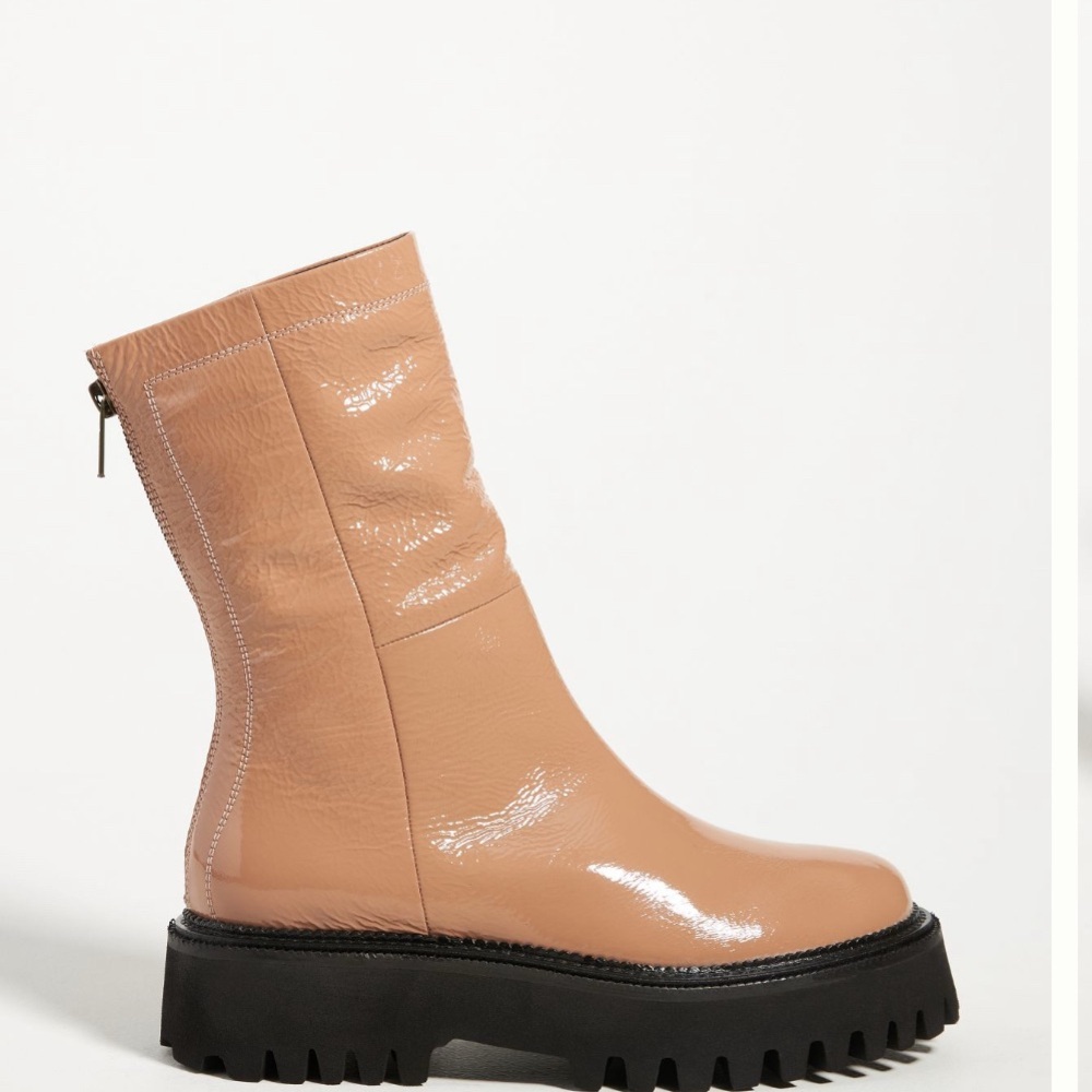 Seychelles patent tan boot  6.5 
Lightly loved & barely borrowed from the store!